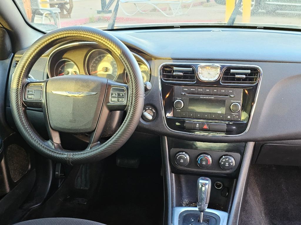 2014 Chrysler 200 LX - Photo 6